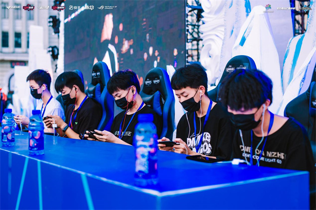 力吸引了更 力吸引了更